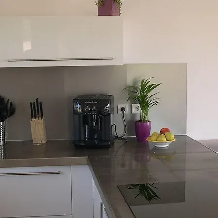 Βίλα Spacious In With Swimming Pool